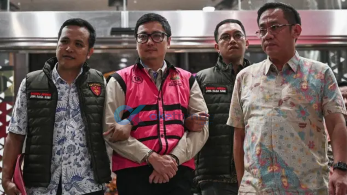 Tersangka kasus dugaan tindak pidana korupsi tata kelola program Makan Bergizi Gratis (MBG), Andri Mulyono (kedua kiri)