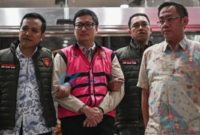 Tersangka kasus dugaan tindak pidana korupsi tata kelola program Makan Bergizi Gratis (MBG), Andri Mulyono (kedua kiri)