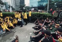 Mahasiswa dan Ojol Mulai Dialog dengan Polisi Usai Blokade Dibuka