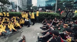 Mahasiswa dan Ojol Mulai Dialog dengan Polisi Usai Blokade Dibuka