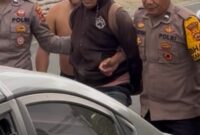 Polsek Sitinjau Laut mengamankan seorang pria bersenjata tajam di Desa Sembilan Tanah Kampung.