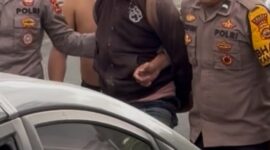 Polsek Sitinjau Laut mengamankan seorang pria bersenjata tajam di Desa Sembilan Tanah Kampung.