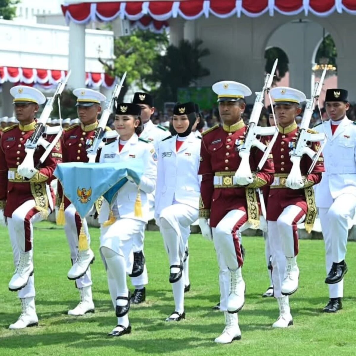 Nindya Eltsani Fawwaz bawa Bendera Merah Putih