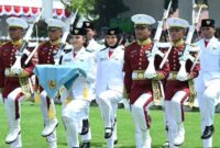 Nindya Eltsani Fawwaz bawa Bendera Merah Putih