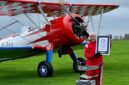 Betty Bromage wing walking untuk amal cr. justgiving