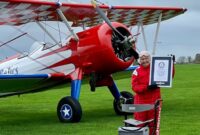 Betty Bromage wing walking untuk amal cr. justgiving