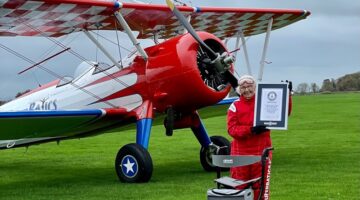Betty Bromage wing walking untuk amal cr. justgiving