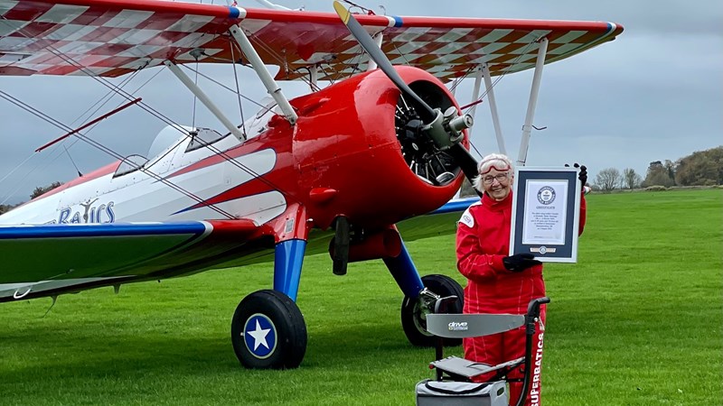 Betty Bromage wing walking untuk amal cr. justgiving