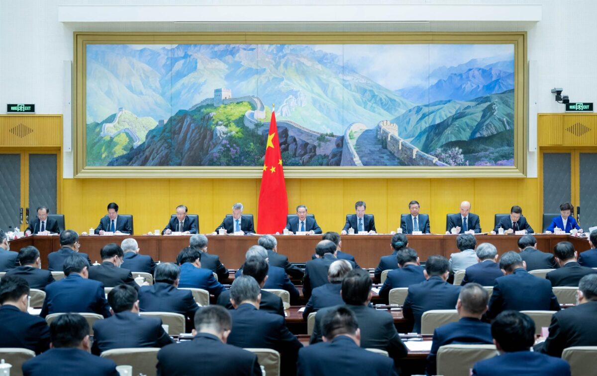 Aturan Shanghai Model mewajibkan pejabat memilih jabatan atau bisnis keluarga.